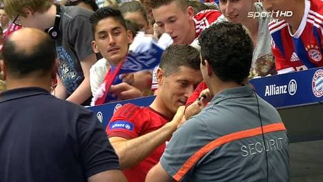 Nicht nur die Autogramme von Robert Lewandowski sind gefragt bei der Teamvorstellung des FC Bayern