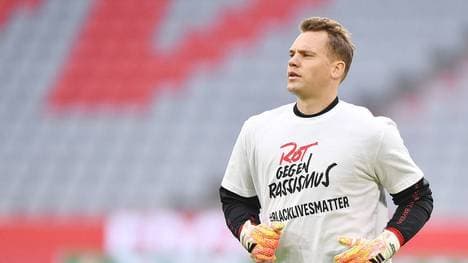 Manuel Neuer und die Bayern-Profis werden mit "Rot gegen Rassismus"-Aufwärmshirts auflaufen