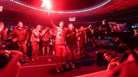 Dominik Szoboszlai feiert mit einer Pyrofackel in der Hand