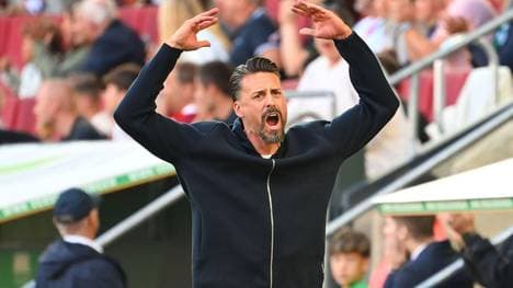 FCA-Coach Sandro Wagner steht an der Seitenlinie 90 Minuten lang unter Strom! 