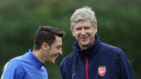 Arsene Wenger (r.) ist begeistert von Mesut Özil