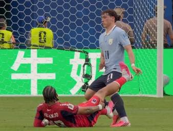 Kurz vor dem zwischenzeitlichen 1:1-Ausgleichstreffer Uruguays sorgt eine Szene in der Entstehung für ordentlich Verwirrung.