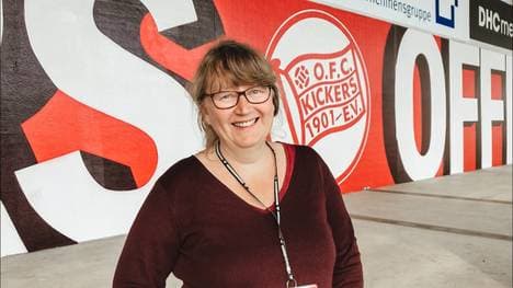 Antje Hagel setzt sich mit ihrem Netzwerk F_in – Frauen im Fußball gegen Sexismus und sexualisierte Gewalt ein. Im Podcast „Flutlicht an!“ spricht sie über Erfahrungen und Forderungen.