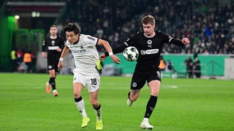 Shuto Machino (l.) im Zweikampf mit Eric Smith