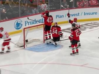 Luke Hughes von den New Jersey Devils machte in der NHL-Partie gegen die Carolina Hurricanes gleich zwei folgenschwere Fehler.