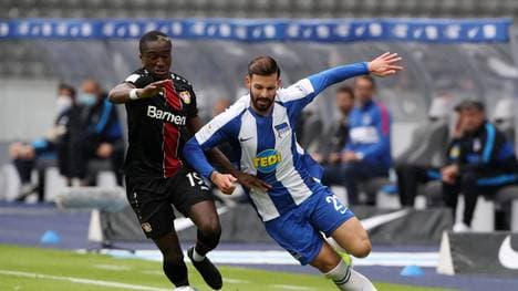 Bayer Leverkusen (schwarz) rutschte durch die Niederlage in der Tabelle auf Platz fünf ab