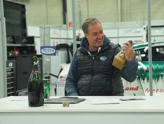 Der Sport1-Kommentator Patrick Simon durfte sich nachträglich über einen Podiumsplatz freuen. Aufgrund einer Zeitstrafe für Antti Buri wurde Simon Dritter des ersten ADAC TCR-Rennens in Spielberg. 