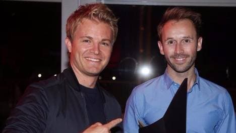 Nico Rosberg feiert mit DTM-Champion 2017 Rene Rast in Hockenheim