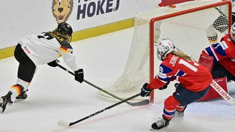 Franziska Feldmeier (l.) muss abreisen