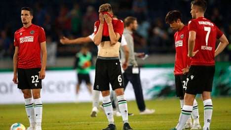 Bei der Zweitliga-Partie zwischen Hannover 96 und dem FC St. Pauli kommt es kurz vor Schluss zu einem schlimmen Zwischenfall. Ein 96-Fan stürzt von der Tribüne.