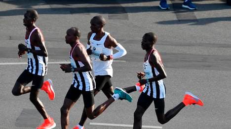 Eliud Kipchoge (2. v. r.) stellt beim Berlin-Marathon einen neuen Weltrekord auf