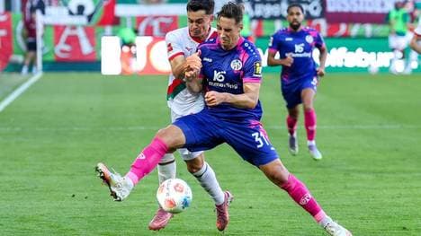 Dominik Kohr (r.) fliegt mal wieder vom Platz