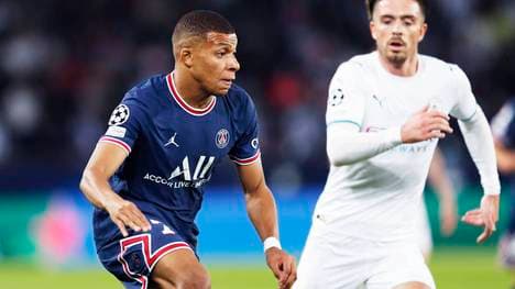 Kylian Mbappé (L) im Duell mit Jack Grealish