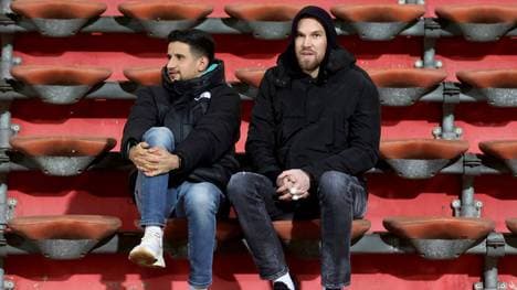 Kevin Großkreutz (r.) auf der Tribüne bei einem Spiel des TuS Bövinghausen