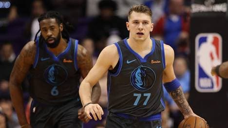 Die Dallas Mavericks um Luka Doncic (r.) haben einen neuen Franchiserekord aufgestellt