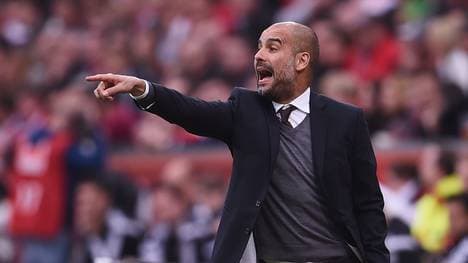 Bayern-Trainer Josep Guardiola gibt Anweisungen
