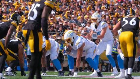 Superstar-Tackle Rashawn Slater (M., Nu. 70) wird den Los Angeles chargers die gesamte NFL-Saison wegen einer Knieverletzung fehlen