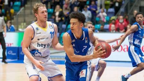 Frankfurts Sean Huff (r.) will mit den Fraport Skyliners in die Playoffs einziehen