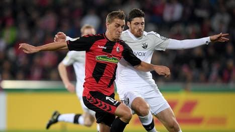 Tim Kister (rechts) vom SV Sandhausen im Zweikampf mit Freiburgs Nils Petersen