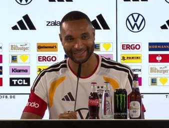 Das DFB-Team bangt um einen Einsatz von Nico Schlotterbeck bei den anstehenden WM-Qualifikationsspielen. Jonathan Tah erklärt, wie er seinen Innenverteidiger-Kollegen wahrnimmt - und reagiert auf die Gerüchte über einen möglichen Wechsel des BVB-Profis zum FC Bayern.