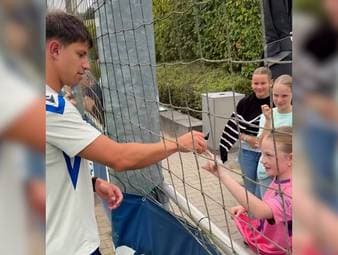 Autogrammstunde in bei der TSG Hoffenheim! Dabei gibt es für Stürmer Adam Hlozek eine genauso bittere wie süße Überraschung.