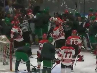 Kuriose Szenen aus New York: Die Polizei und die Feuerwehr liefern sich ein Eishockeyspiel der besonderen Art.