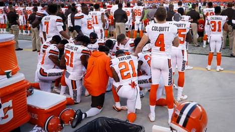 Zwölf Spieler der Cleveland Browns knien bei der Nationalhymne