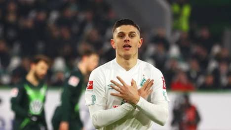 WOLFSBURG, GERMANY - DECEMBER 01:  Milot Rashica of SV Werder Bremen celebrates as he scores his team's first goal from a penalty during the Bundesliga match between VfL Wolfsburg and SV Werder Bremen at Volkswagen Arena on December 01, 2019 in Wolfsburg, Germany. (Photo by Martin Rose/Bongarts/Getty Images)