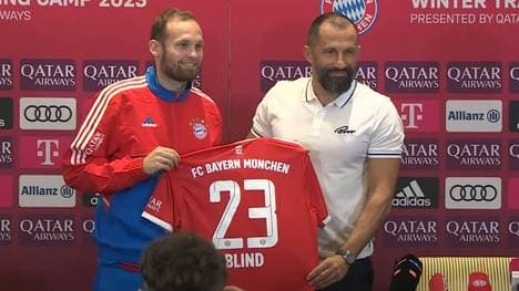 Daley Blind (l., mit Hasan Salihamidzic) ist beim FC Bayern vorgestellt worden