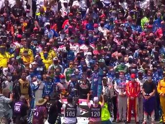 Nach einem rassistischen Angriff auf den Nascar-Fahrer Bubba Wallace haben sich andere Fahrer und Crew-Mitglieder mit ihm solidarisiert und für einen emotionalen Moment gesorgt.