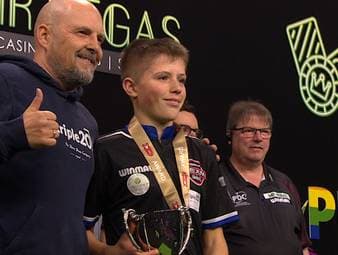 James Cook gewinnt die Junior Darts Corporation Super 16 gegen Ellis Hadfield. Ist er das nächste große Darts-Talent?