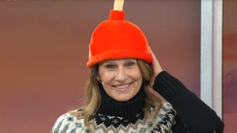 Katrin Müller-Hohenstein erscheint mit überraschender Kopfbedeckung im Fernsehen