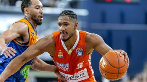 Jallow (r.) im Trikot von ratiopharm Ulm