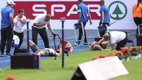 Julian Reus liegt verletzt auf der Bahn