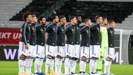 Hier war die anfängliche Unordnung beseitigt: Die DFB-Startelf, bei der Hymne