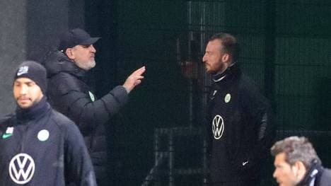 Wolfsburgs Geschäftsführer Jörg Schmadtke (hinten links) im Austausch mit Maximilian Arnold