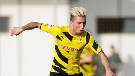 Kevin Kampl von Borussia Dortmund führt den Ball