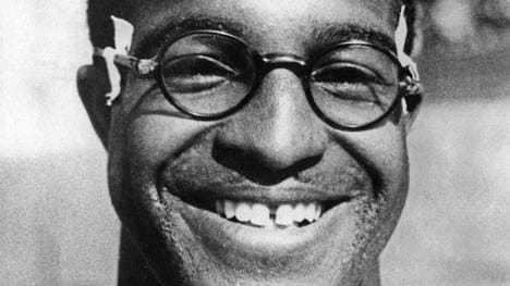 Ein Markenzeichen von Eddie Tolan war seine runde Brille, die er mit Klebeband am Kopf befestigte