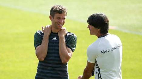 Thomas Müller (l.) hat bei Bundestrainer Joachim Löw weiterhin gute Karten