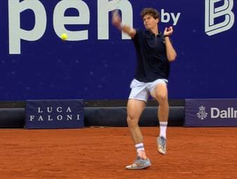 Fieses Luftloch! Tennis-Profi verfehlt den Ball völlig