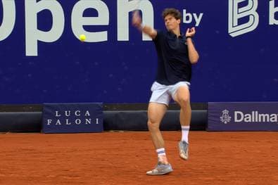 Fieses Luftloch! Tennis-Profi verfehlt den Ball völlig