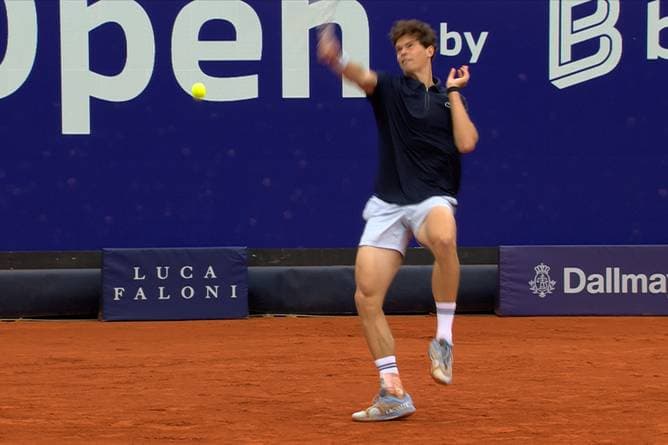 Fieses Luftloch! Tennis-Profi verfehlt den Ball völlig