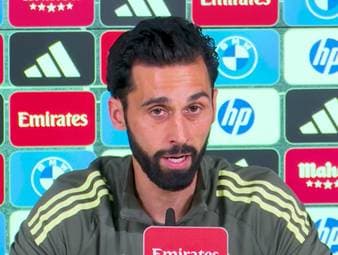 Álvaro Arbeloa spricht in höchsten Tönen von „Don“ Antonio Rüdiger. Angesprochen auf eine mögliche Vertragsverlängerung des Deutschen scherzt der Real-Trainer über eine Statue in seinem eigenen Garten.