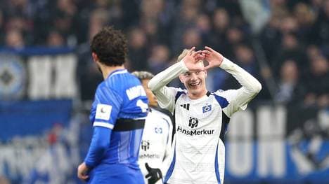 Adam Karabec bejubelt sein Traumtor zum 2:1