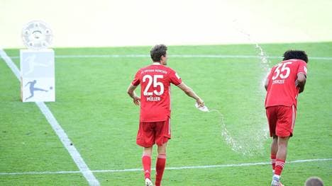 Joshua Zirkzee (r.) schwärmt von Thomas Müller (l.)