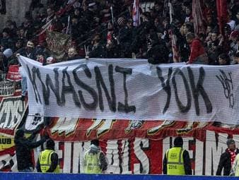 Der Unmut wächst! Fan-Banner gegen Kwasniok