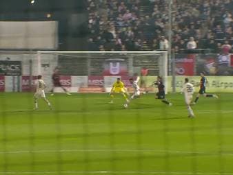 Kevin Volland schießt den TSV 1860 München bei Viktoria Köln mit seinem Tor zum fünften Sieg in Serie. Anschließend analysiert der Matchwinner seinen Treffer - und was es bedeutet, vorerst nach Punkten mit dem MSV Duisburg auf Platz drei gleichgezogen zu haben.