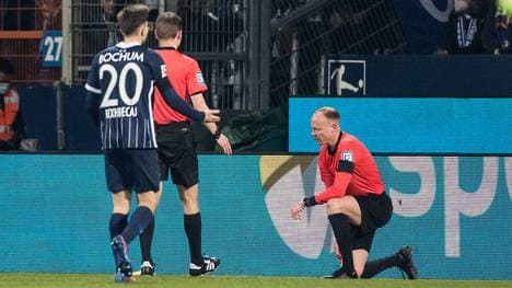 Linienrichter Christian Gittelmann (r.) wurde von einem Bierbecher am Hinterkopf getroffen