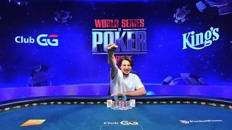 Andrey Lyobovetskiy bei seinem WSOPE Sieg 2021