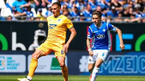 Marvin Mehlem (r.) kommt gegen Grischa Prömel zu spät.